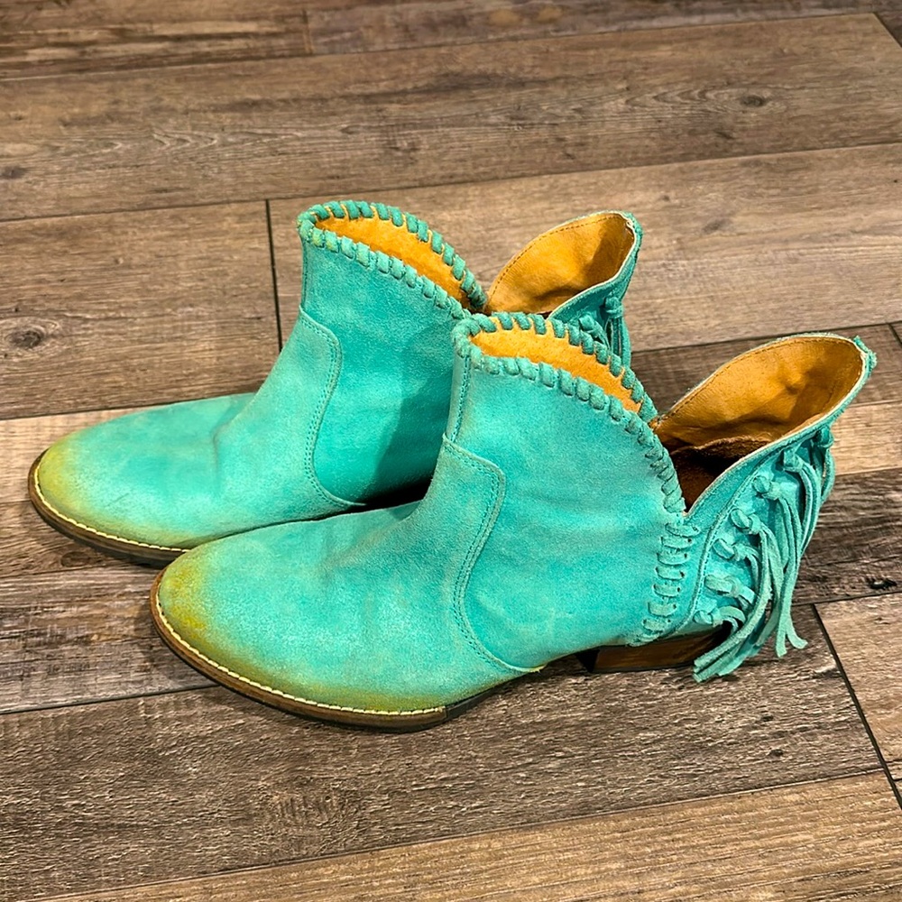 Circle G size 10 women’s boots, in a beautiful teal color!